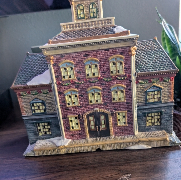 Charming Ceramic Train Station Decor - Picture 4 of 9